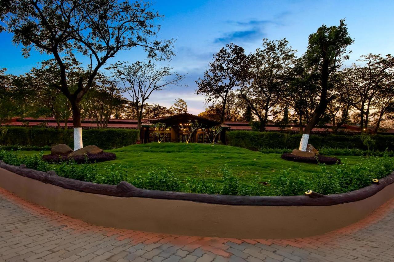 Club Mahindra Netrang Hotel Exterior foto