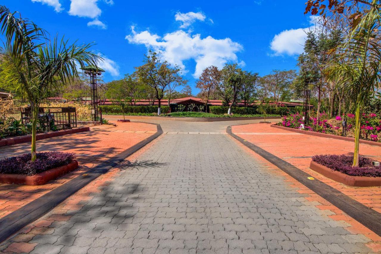 Club Mahindra Netrang Hotel Exterior foto