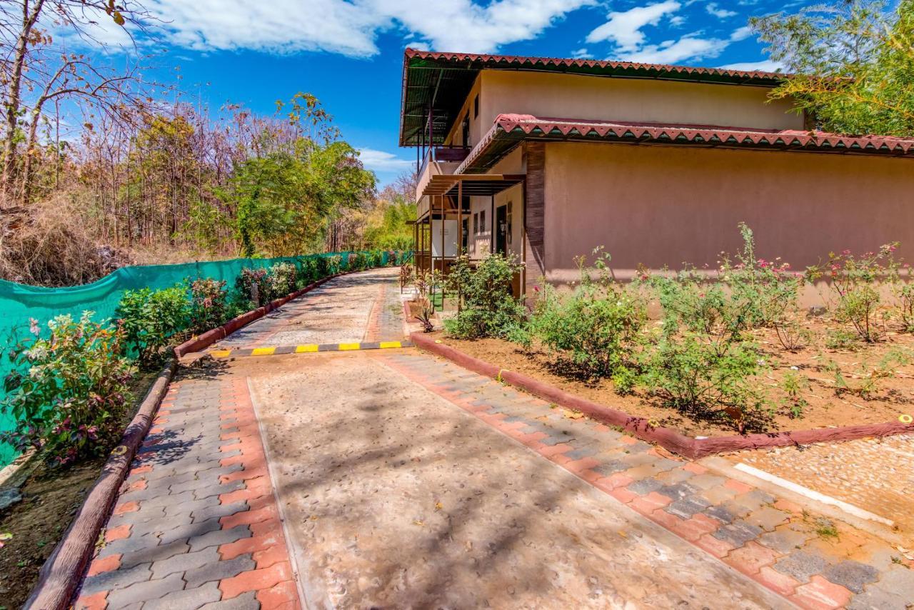 Club Mahindra Netrang Hotel Exterior foto