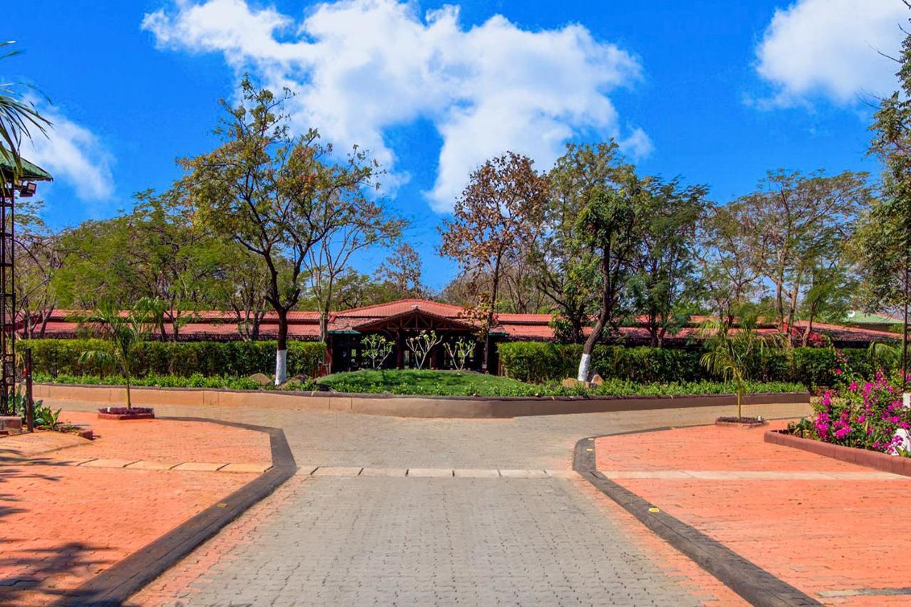 Club Mahindra Netrang Hotel Exterior foto