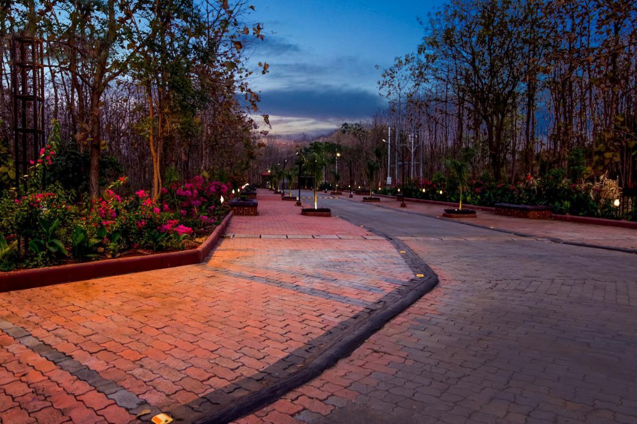 Club Mahindra Netrang Hotel Exterior foto