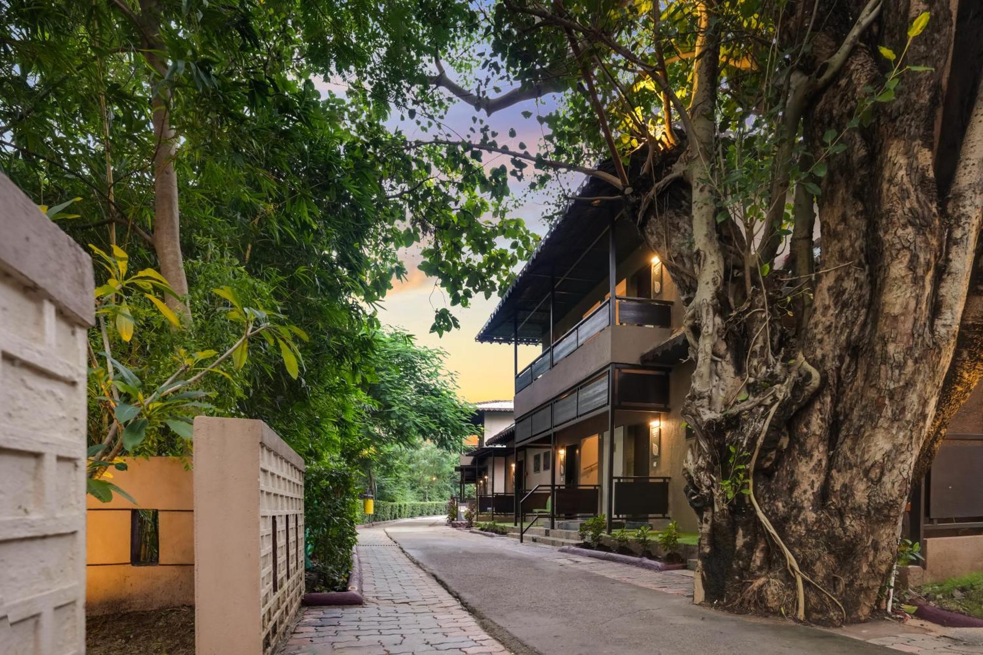 Club Mahindra Netrang Hotel Exterior foto