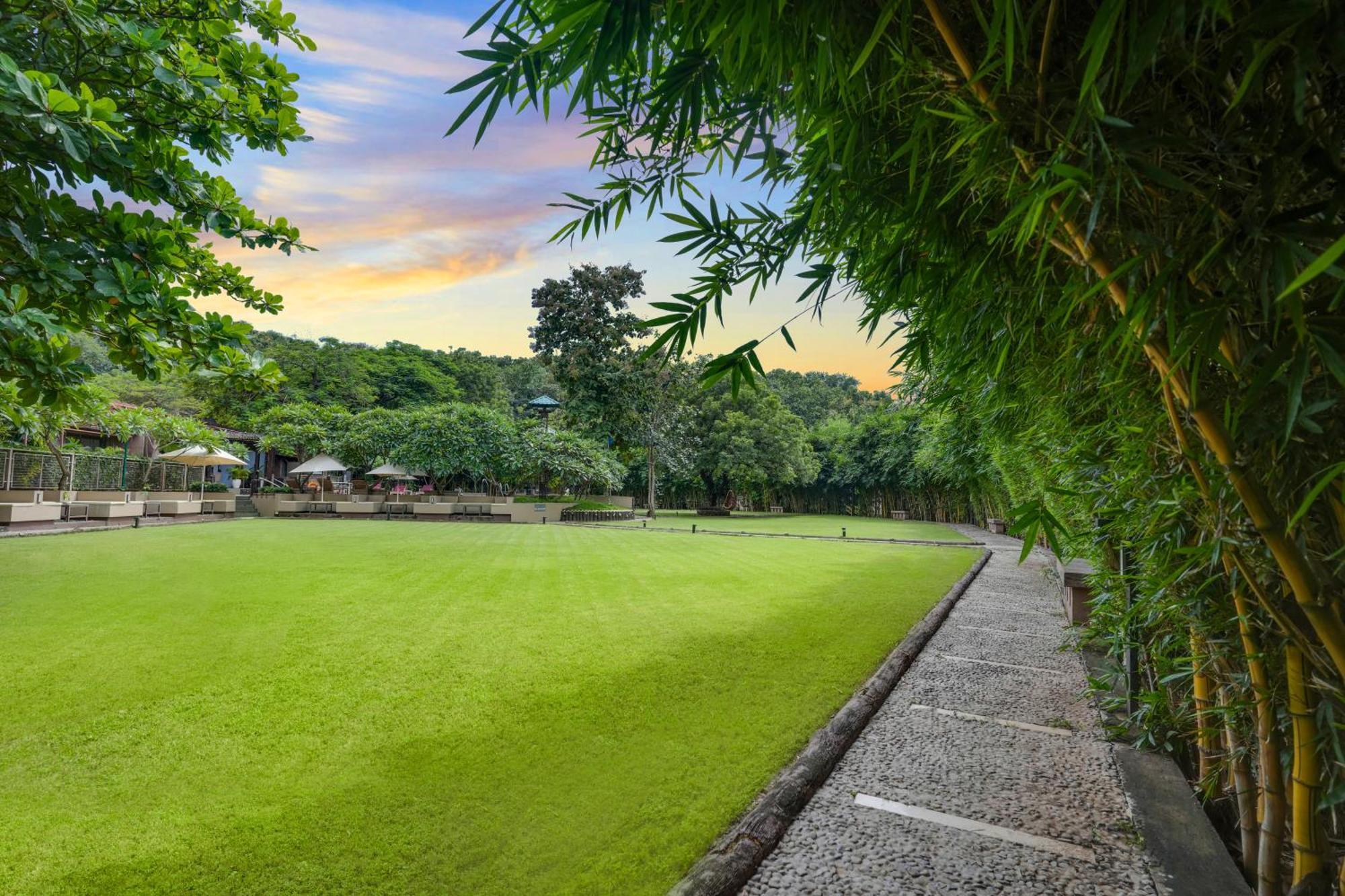 Club Mahindra Netrang Hotel Exterior foto